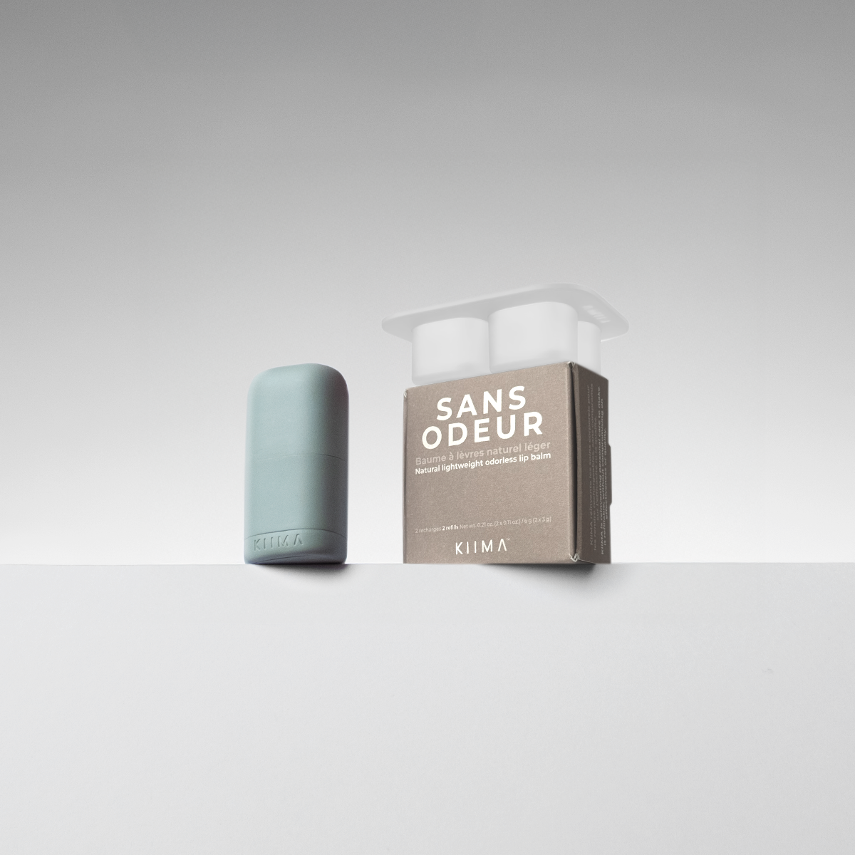 KIIMA Sans odeur refillable lip balm kit featuring a mint green applicator, a DIY mold and eco-friendly refill pods.