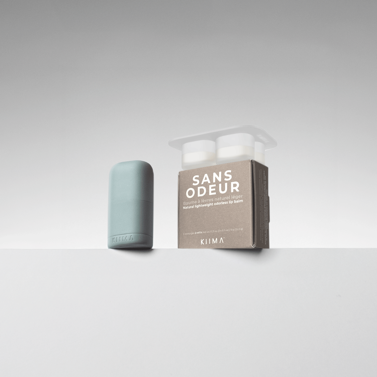 KIIMA Sans odeur refillable lip balm kit featuring a mint green applicator, a DIY mold and eco-friendly refill pods.
