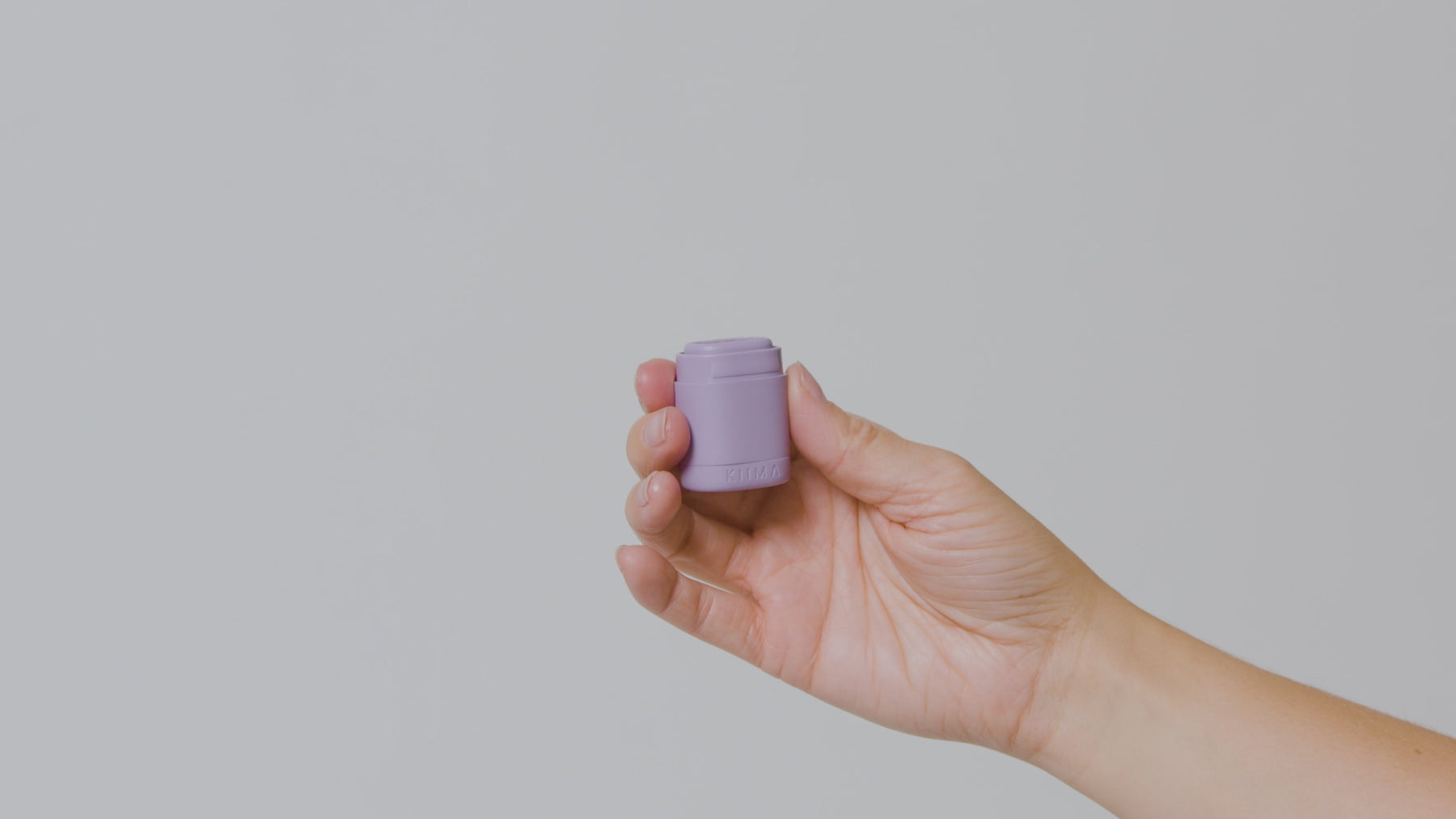 Instructions for refilling the KIIMA lip balm: rotate the base until the internal clip rises completely, then repeat the initial assembly process to insert a new natural balm.